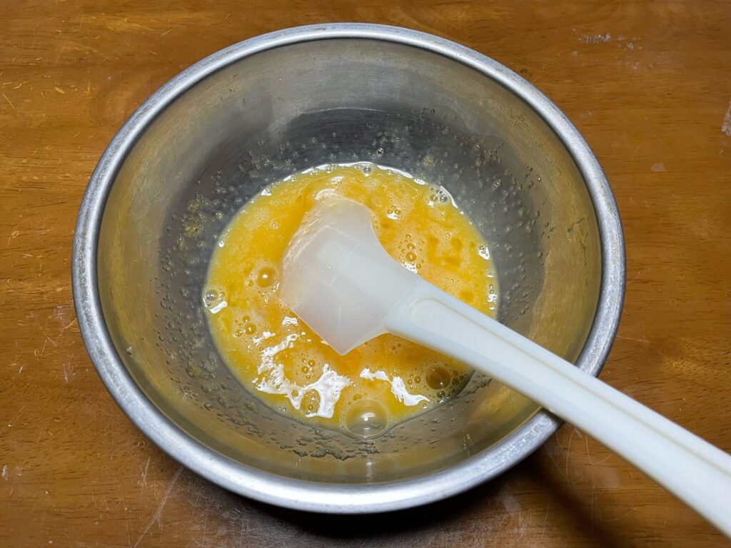 卵と砂糖を混ぜる