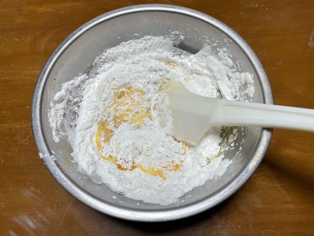 卵と砂糖と米粉を混ぜる